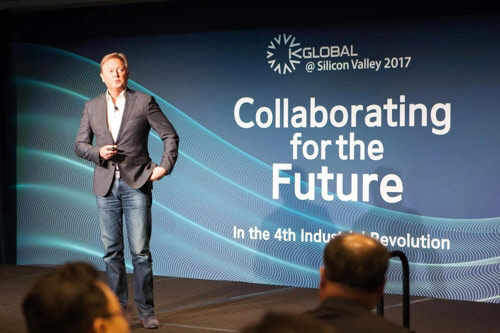 K글로벌 행사에서 기조연설하는 헨릭 피스커.